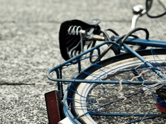 В Тверской области 14-летний мальчик на велосипеде попал под колёса машины
