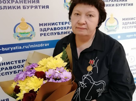 «Спасибо всей Бурятии»: глава минздрава РФ вручил медаль врачу РКИБ