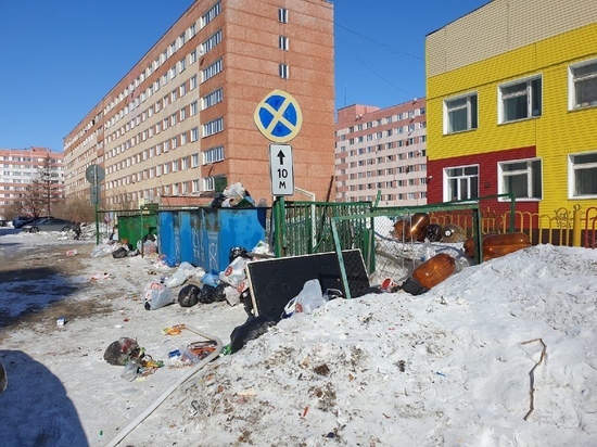 Заваленная мусором территория у детсада возмутила жителей Нового Уренгоя