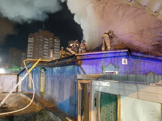 Ночью в Екатеринбурге сгорело здание шиномонтажа