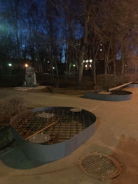 В кемеровском сквере начали монтировать светящуюся входную арку