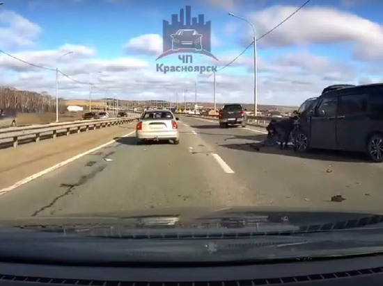 В массовой аварии под Красноярском пострадали трое пешеходов