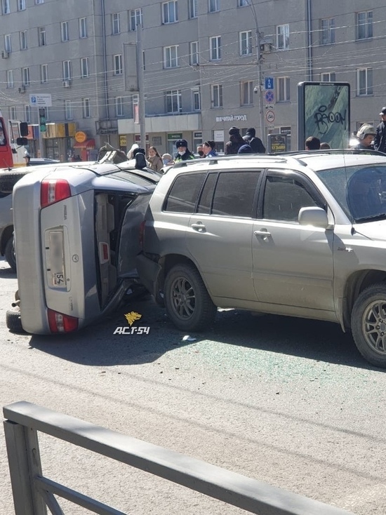 Пять автомобилей столкнулись в центре Новосибирска