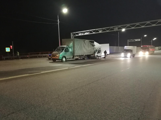 Ночью в Рязани на светофоре столкнулись два грузовых автомобиля