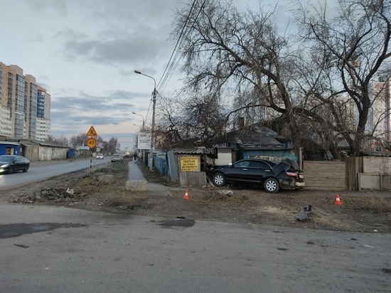 Пьяный водитель врезался в забор в Центральном округе Омска