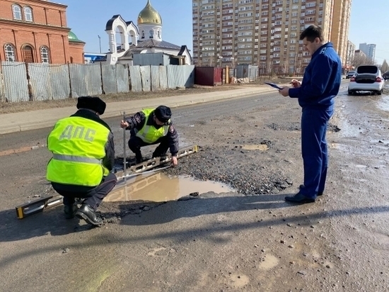 В Оренбурге прокуратура требует устранить ямы на дорогах