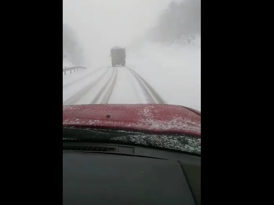 На юге Сахалина замело дороги