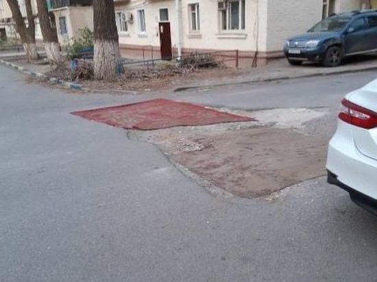 В Астрахани жители многоквартирного дома «залатали» дорогу с помощью ковра