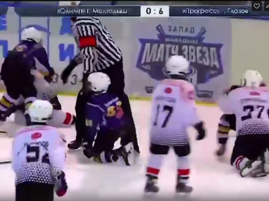 9-летний хоккеисты из Глазова подрались на матче с командой соперников