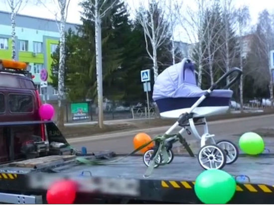 Новоиспеченный отец приехал за сыном в кемеровскую больницу с коляской на эвакуаторе