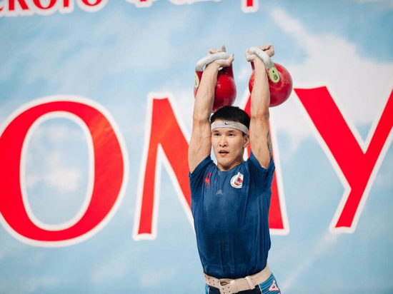 Якутянин Владимир Оленов стал призером чемпионата трех федеральных округов по гиревому спорту