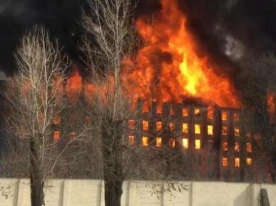 Арендаторы сгоревшей «Невской мануфактуры» заподозрили пожарных в мародерстве