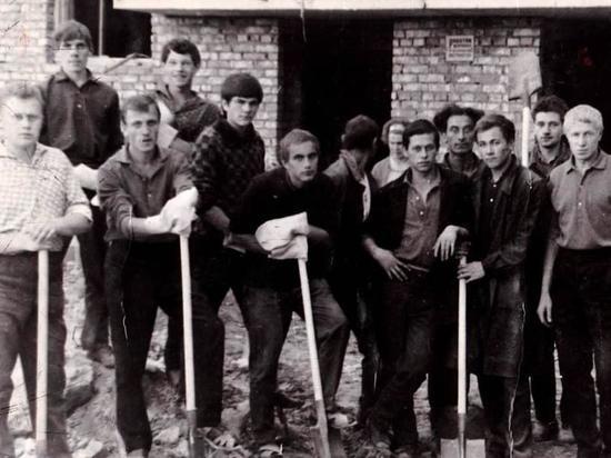 Госархив показал снимок с псковского субботника 1967 года
