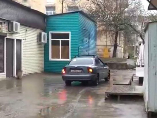 Ростовские водители начали ездить по тротуарам из-за ям на дорогах
