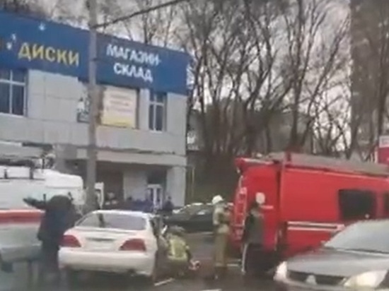 В Ростове водитель иномарки врезался в опору ЛЭП