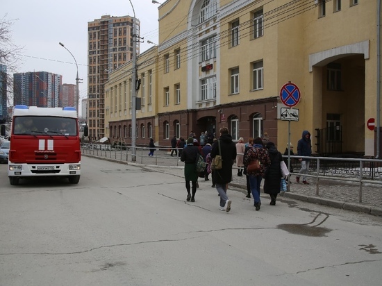 После сообщений о минировании лицея и школы в Новосибирске начали проверку