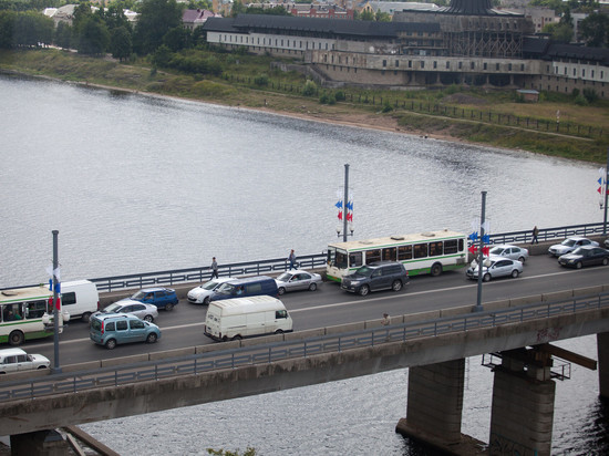 Маршруты городских автобусов изменятся во время реконструкции моста в Пскове