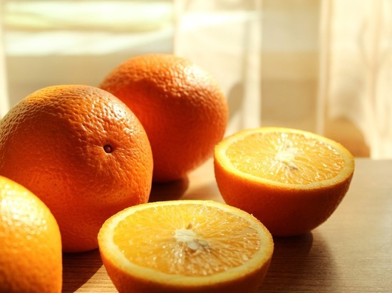 Диетолог рассказала, как правильно есть апельсины