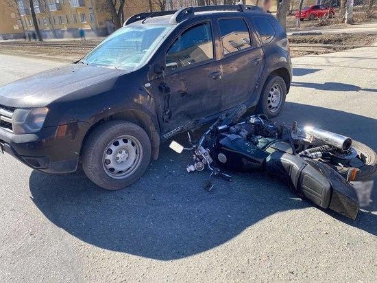 В Ижевске столкнулись легковой автомобиль и мотоцикл