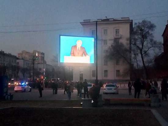 Участникам незаконного митинга в Хабаровске включили трансляцию выступления президента России