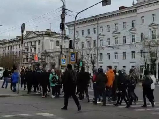 Группа молодых людей прошли по улице Ленина в Чите с песней Цоя «Перемен»