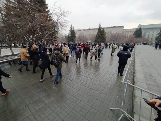 В центре Новосибирска начался несанкционированный митинг