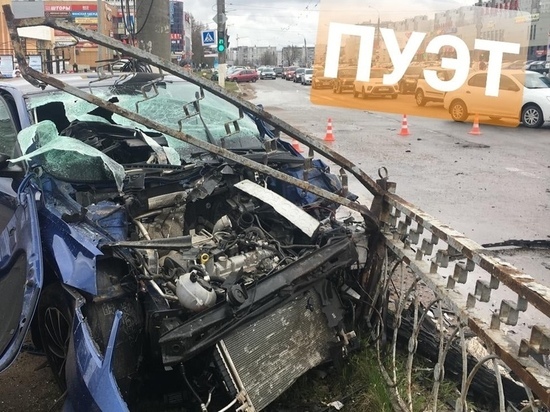 Серьезная авария в Твери: после столкновения иномарка снесла забор вылетела на тротуар