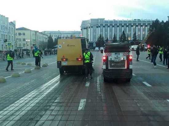 На площади Советов в Улан-Удэ с несанкционированным митингом взялись за травлю клещей