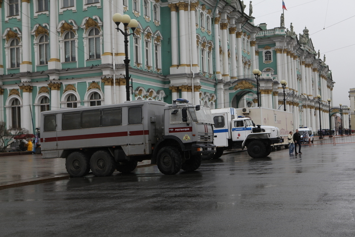 К Дворцовой площади подогнали автозаки и уборочную технику с водометами -  МК Санкт-Петербург