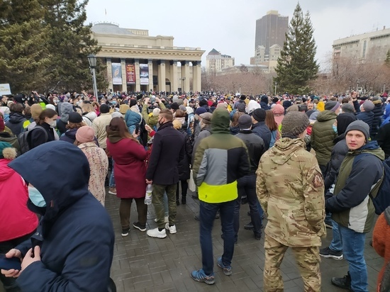 На несанкционированное мероприятие в центре Новосибирска пришло около 800 человек