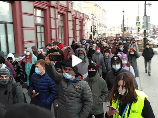 Омская несанкционированная акция протеста собрала около 500 человек