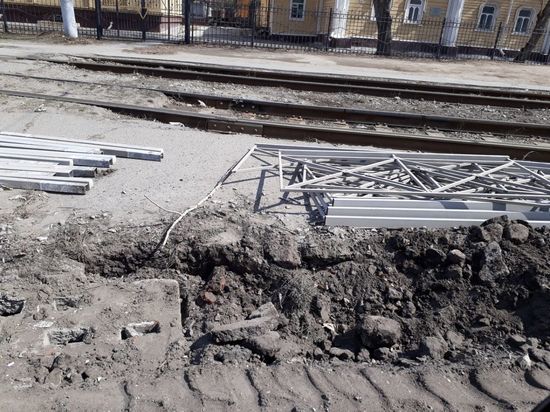 Дорожники снесли заборы на улице Жукова, а потом снова их установят