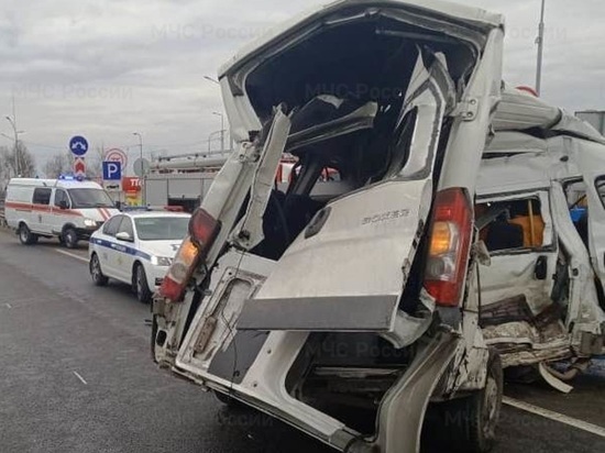В Калужской области водитель микроавтобуса погиб, влетев под фуру