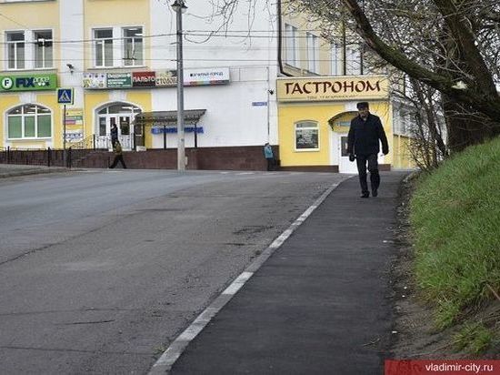 Во Владимире положили асфальт и оборудовали новый тротуар на Ерофеевском спуске