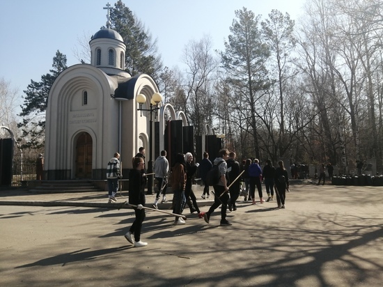 Кто убирает могилы и сколько стоят цветы - в материале «МК в Хабаровске»