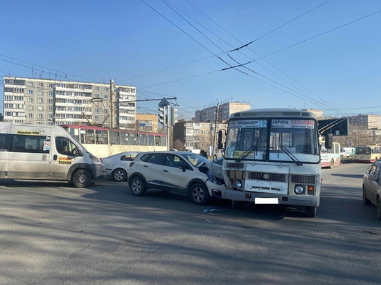 В Челябинске легковушка протаранила маршрутку, есть пострадавшие