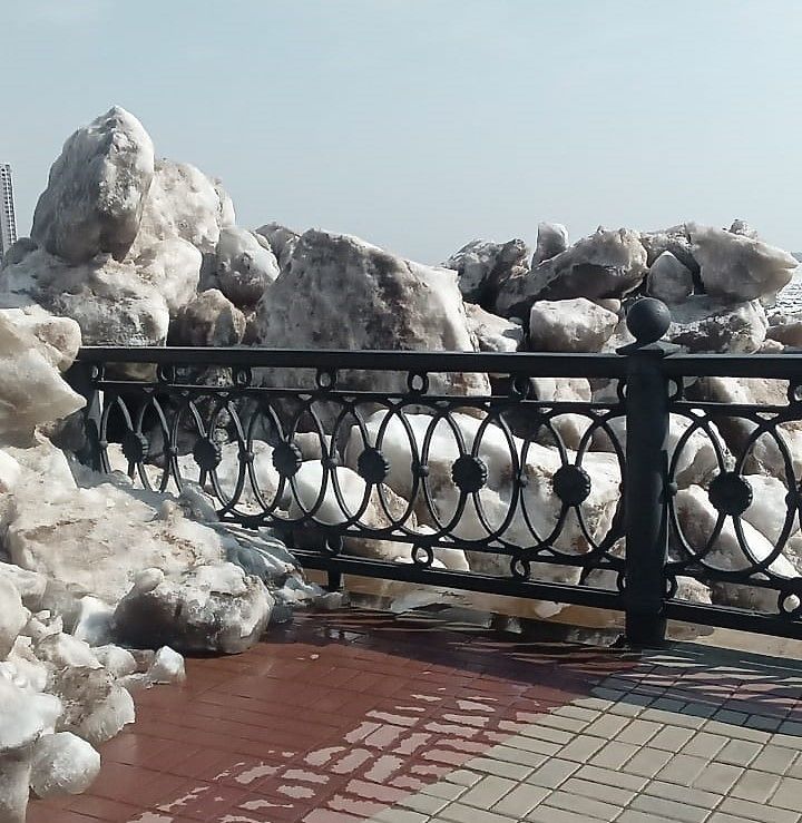 Глыбы льда ворвались на набережную в Хабаровске: эпические кадры