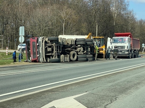 22 апреля на Калужском шоссе в Туле опрокинулся грузовик