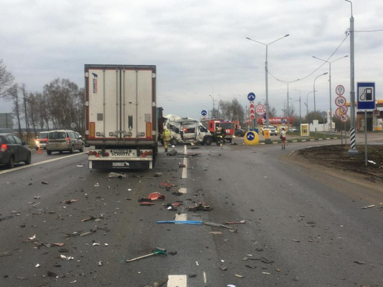 В столкновении микроавтобуса и фуры на М-3 в Калужской области погиб человек