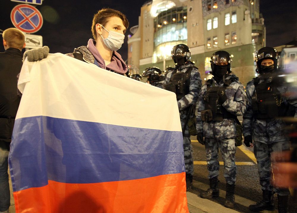 Люди, флаги, ОМОН: кадры акции за Навального в Москве 