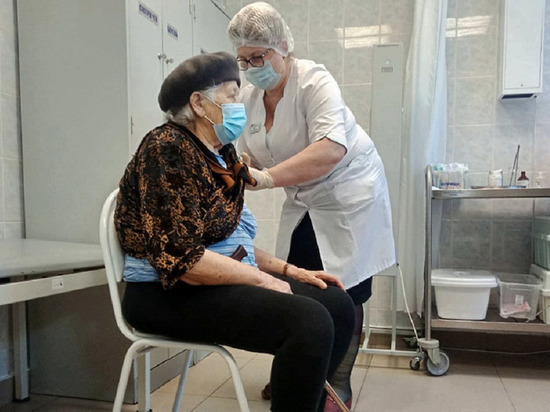 Групповую вакцинацию ветеранов против COVID-19 организовали в больнице Ноябрьска