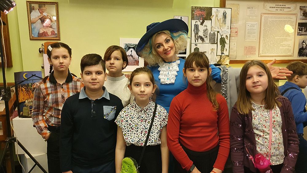 Донецкая муздрама показала школьникам закулисье театра 