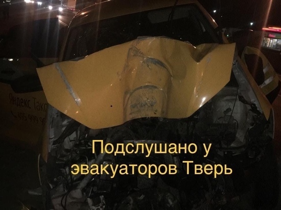 Под Тверью серьезное ДТП: такси врезалось в столб, погибла женщина