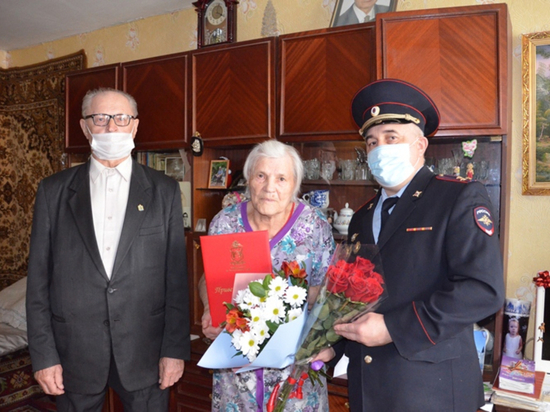 Полицейские в Хабаровске поздравили ветерана ОВД с 95-летием