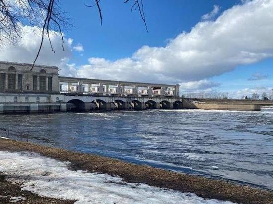 На водосливной плотине Угличской ГЭС открыт один затвор