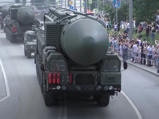 Японцы призвали свои власти обзавестись ядерным оружием, оценив мощь России