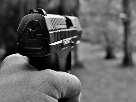 В подъезде дома в Рязани мужчина выстрелил в соседа несколько раз