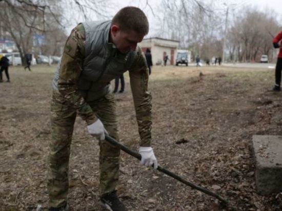 Спортсмены и медики очистили от мусора территорию благовещенского роддома