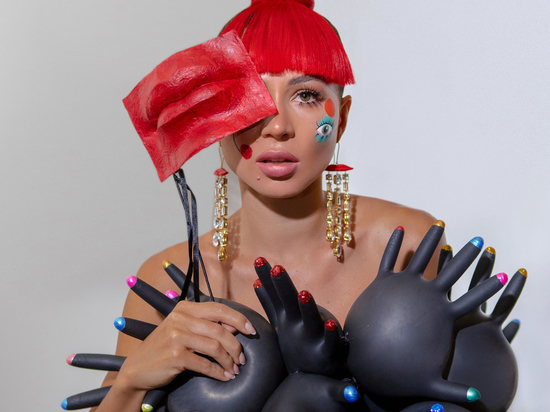 Если бы лопнула хоть одна – дама осталась бы без одежды