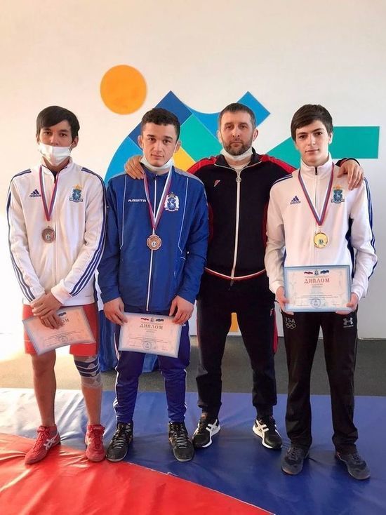 «Золото» и две «бронзы»: юные борцы из Салехарда победили в соревнованиях ЯНАО
